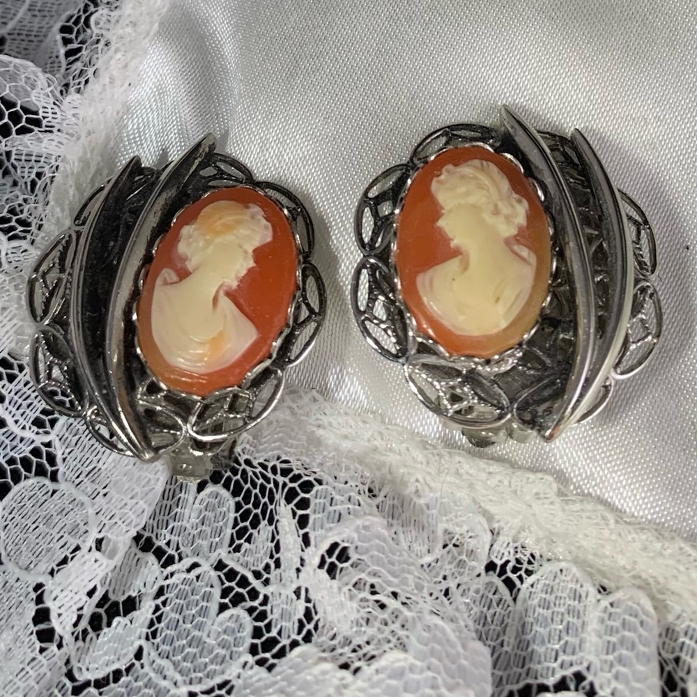VINTAGE CAMEO SILVER TONE CLIP ON EARRINGS